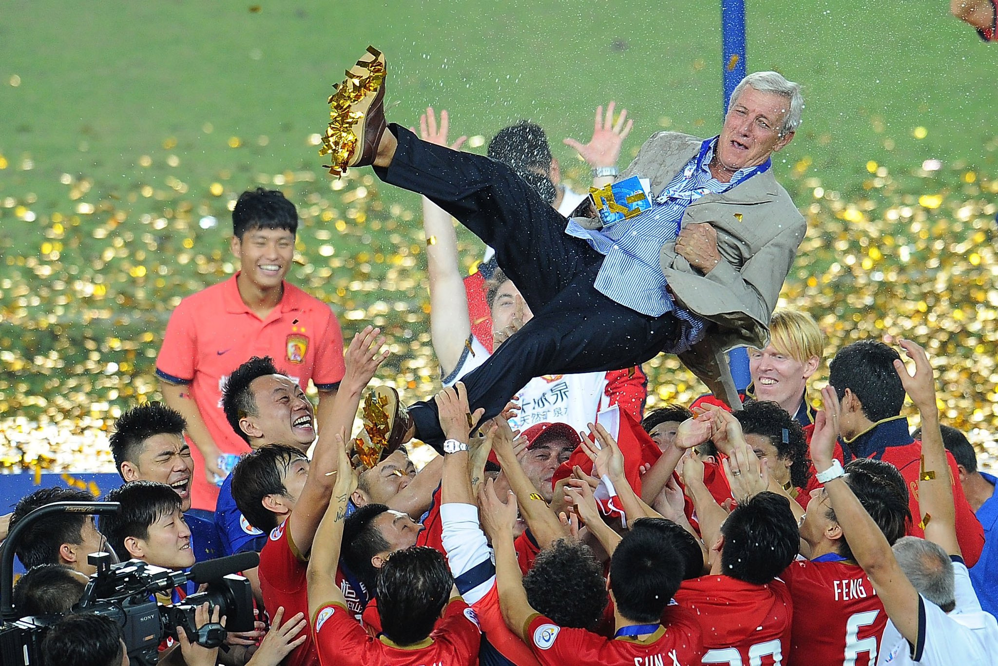 足球盛事掀起热潮，吸引无数观众驻足观看