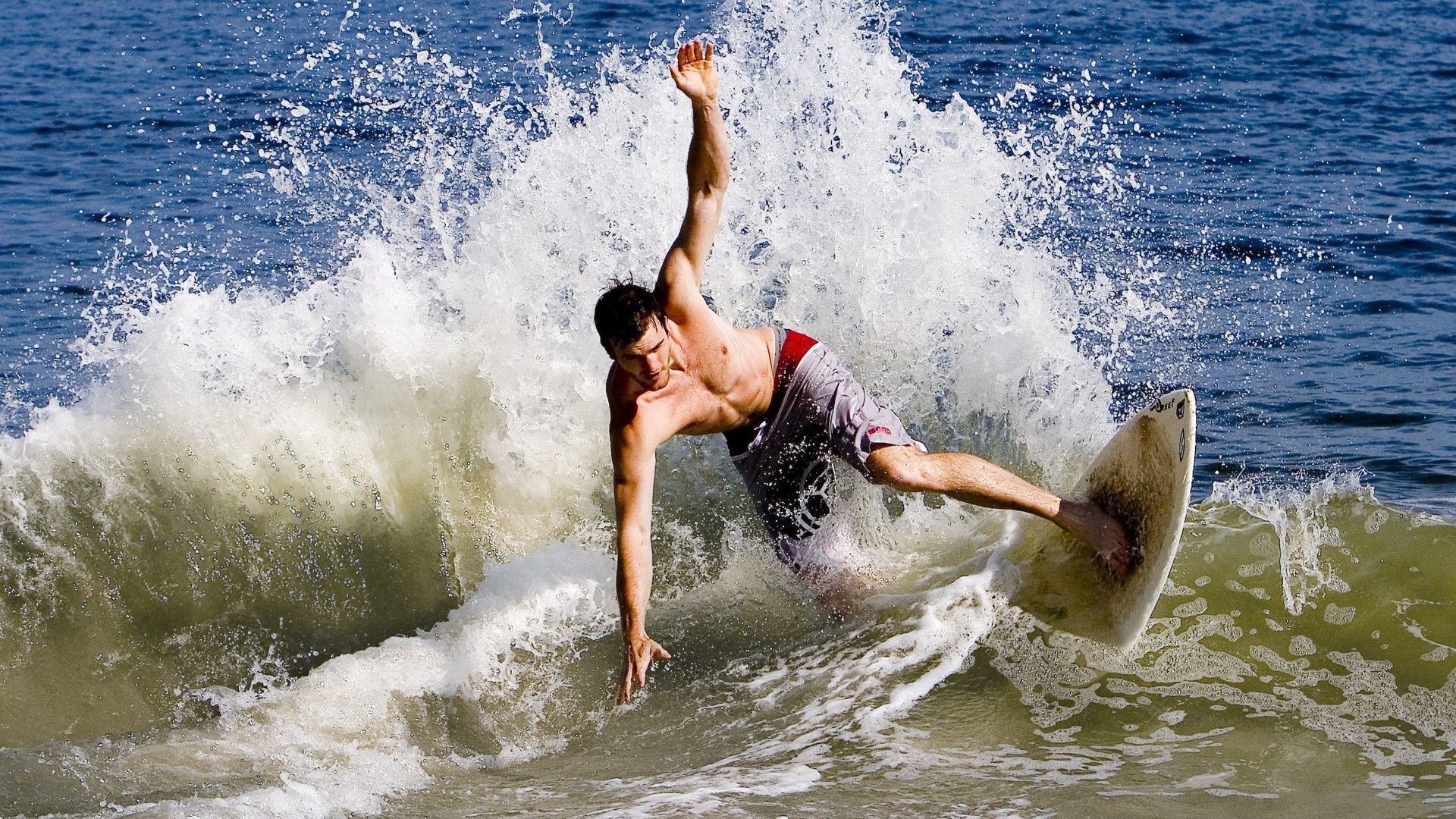 开云体育中国官网-红魔铁血双线告捷，战术纪律铸就胜局，莱奥防守艺术锁死雷恩